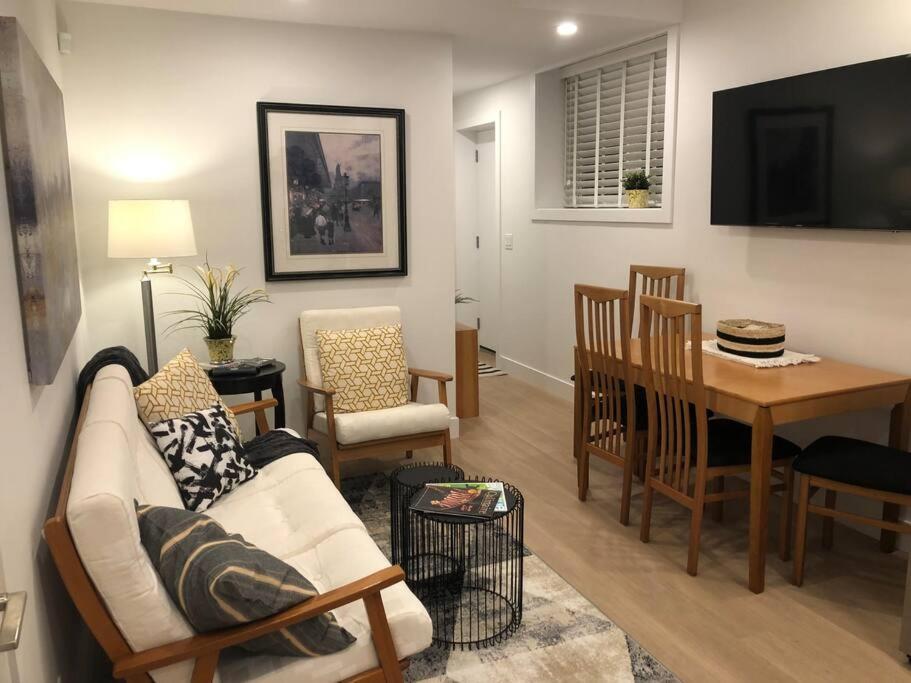 Modern Luxury And Convenience In Marda Loop Apartment *